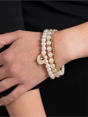 Paparazzi ~PEARLY PROFESSIONAL ~ Gold Stretchy Bracelet